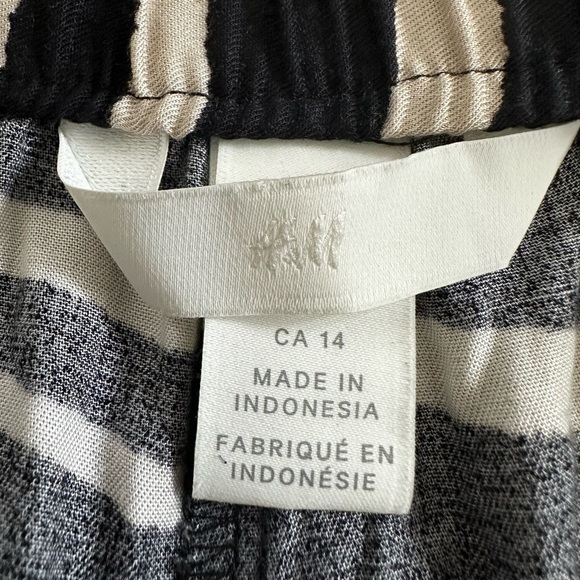 H&M viscose paper bag waist w/ self tie, animal, print wide leg pant size 14. - Picture 5 of 8